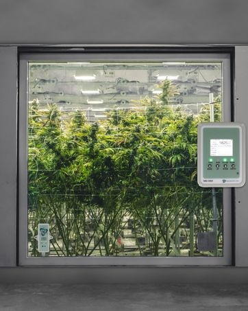 CO2Meter RAD-0501 Day Night CO2 Monitor and Controller for Greenhouses, Grey 7 RAD-0502 Day Night Controller for Grow Rooms